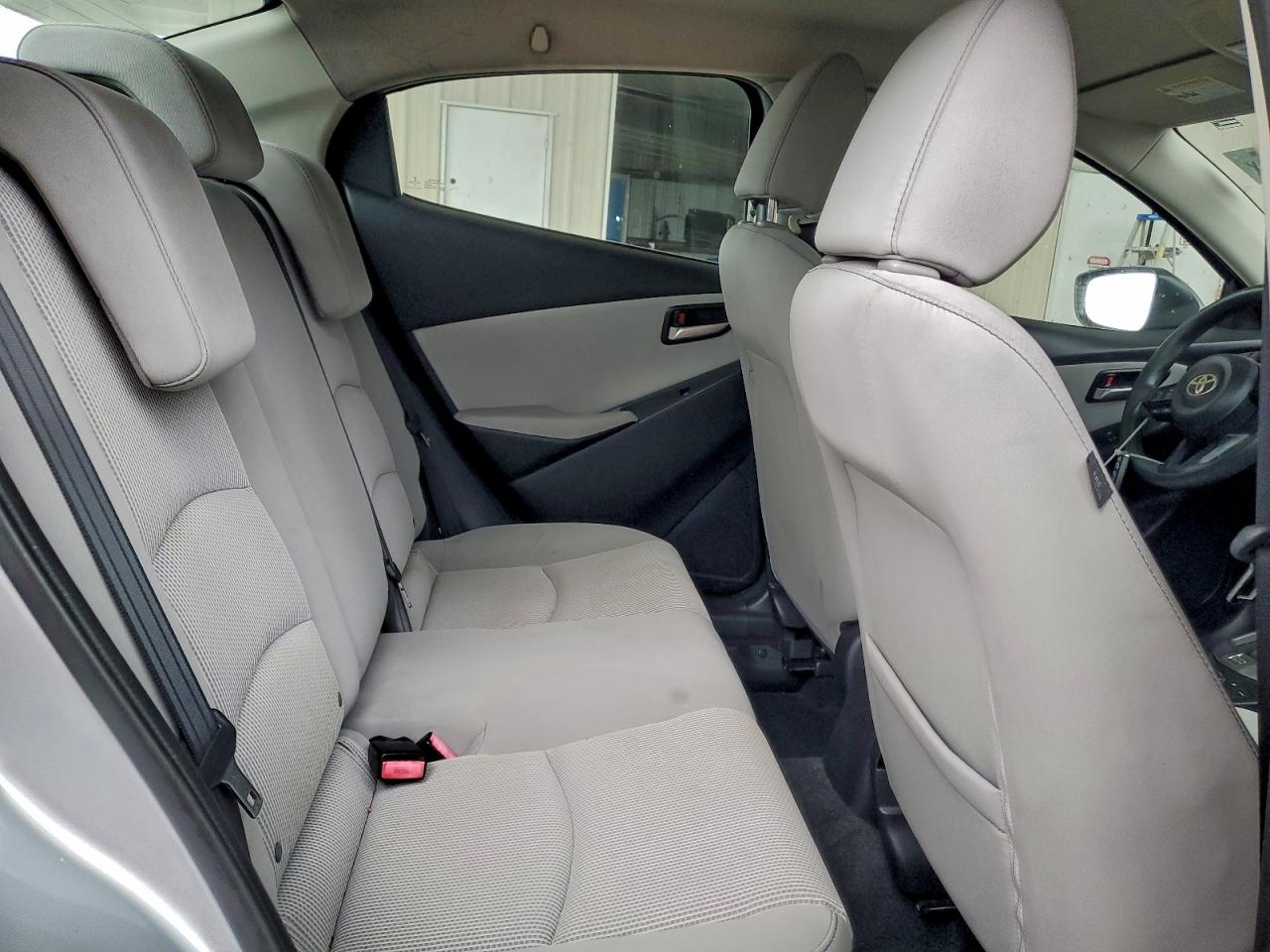 2019 TOYOTA YARIS L photo 10