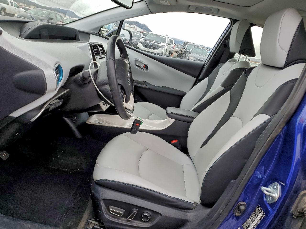 2017 TOYOTA PRIUS photo 13