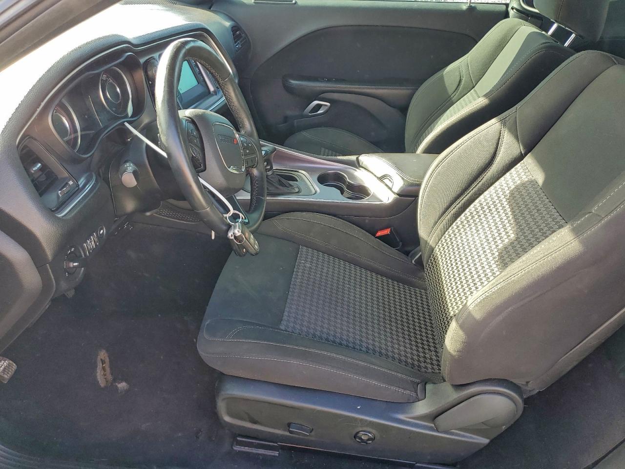 2016 DODGE CHALLENGER SXT photo 19