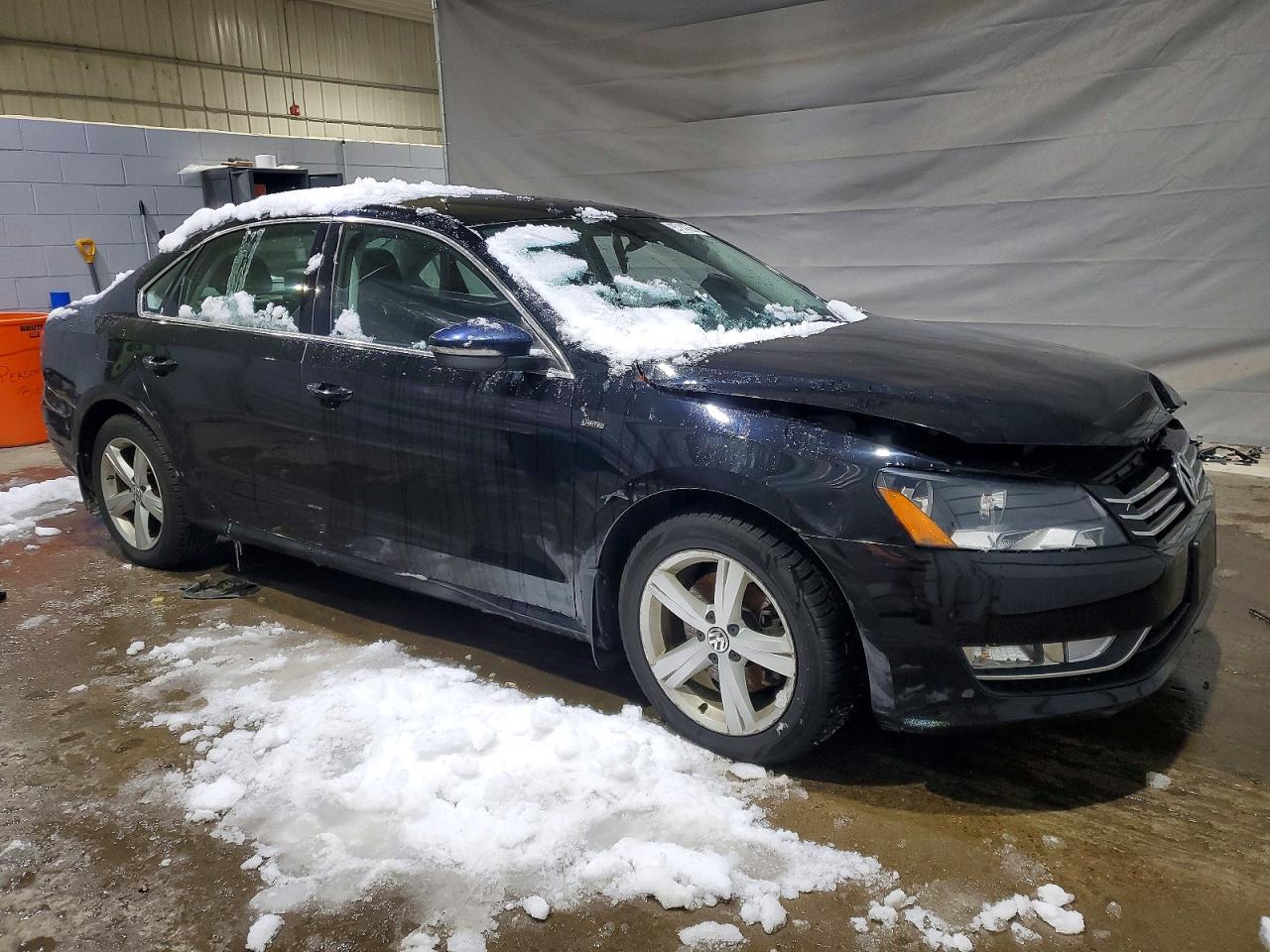 2015 VOLKSWAGEN PASSAT S photo 4