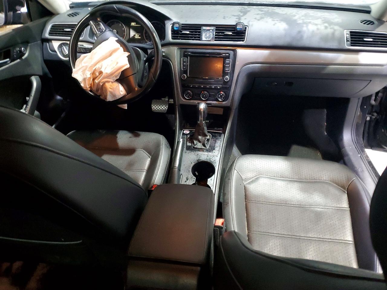 2015 VOLKSWAGEN PASSAT S photo 8