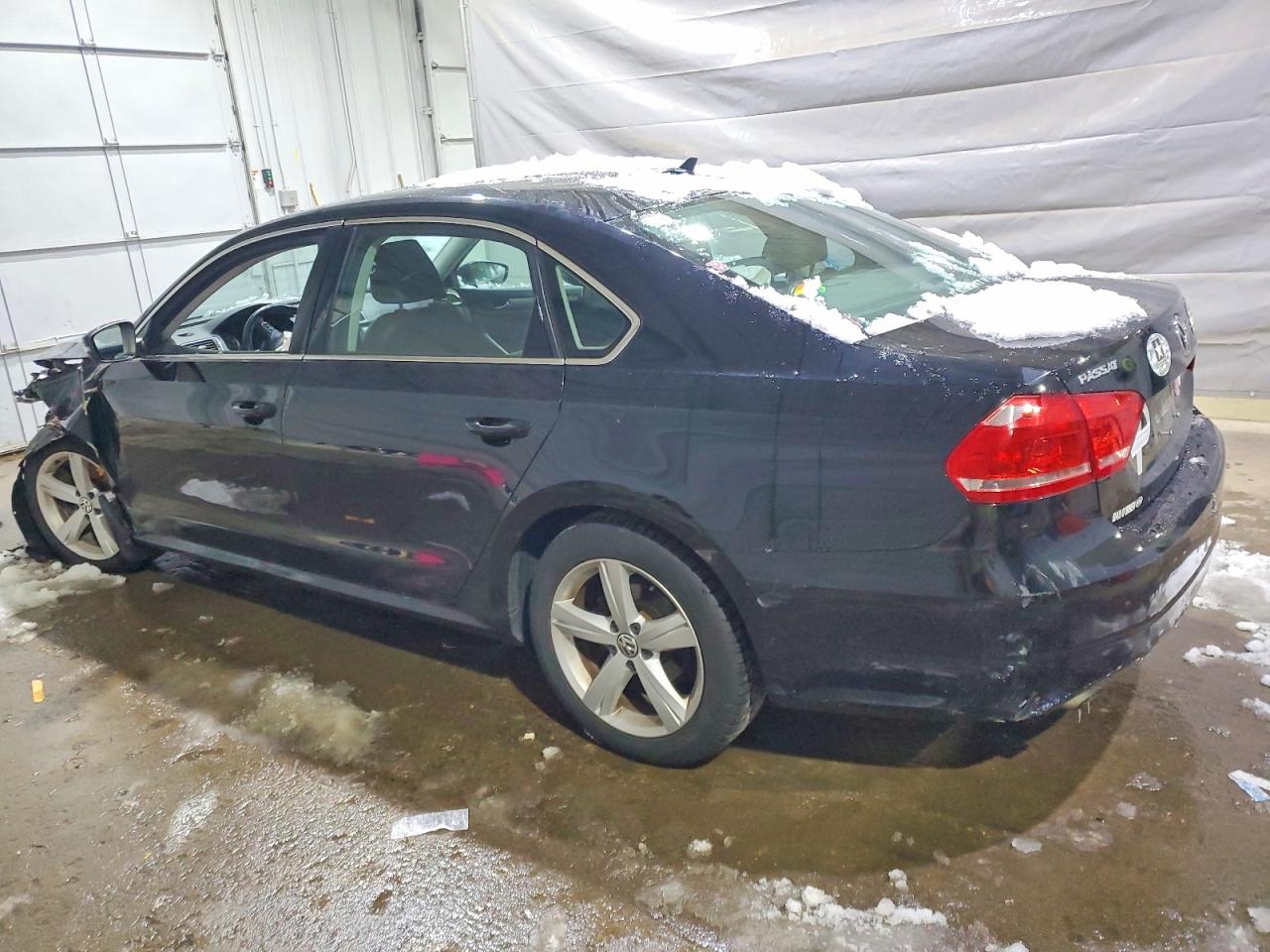 2015 VOLKSWAGEN PASSAT S photo 2