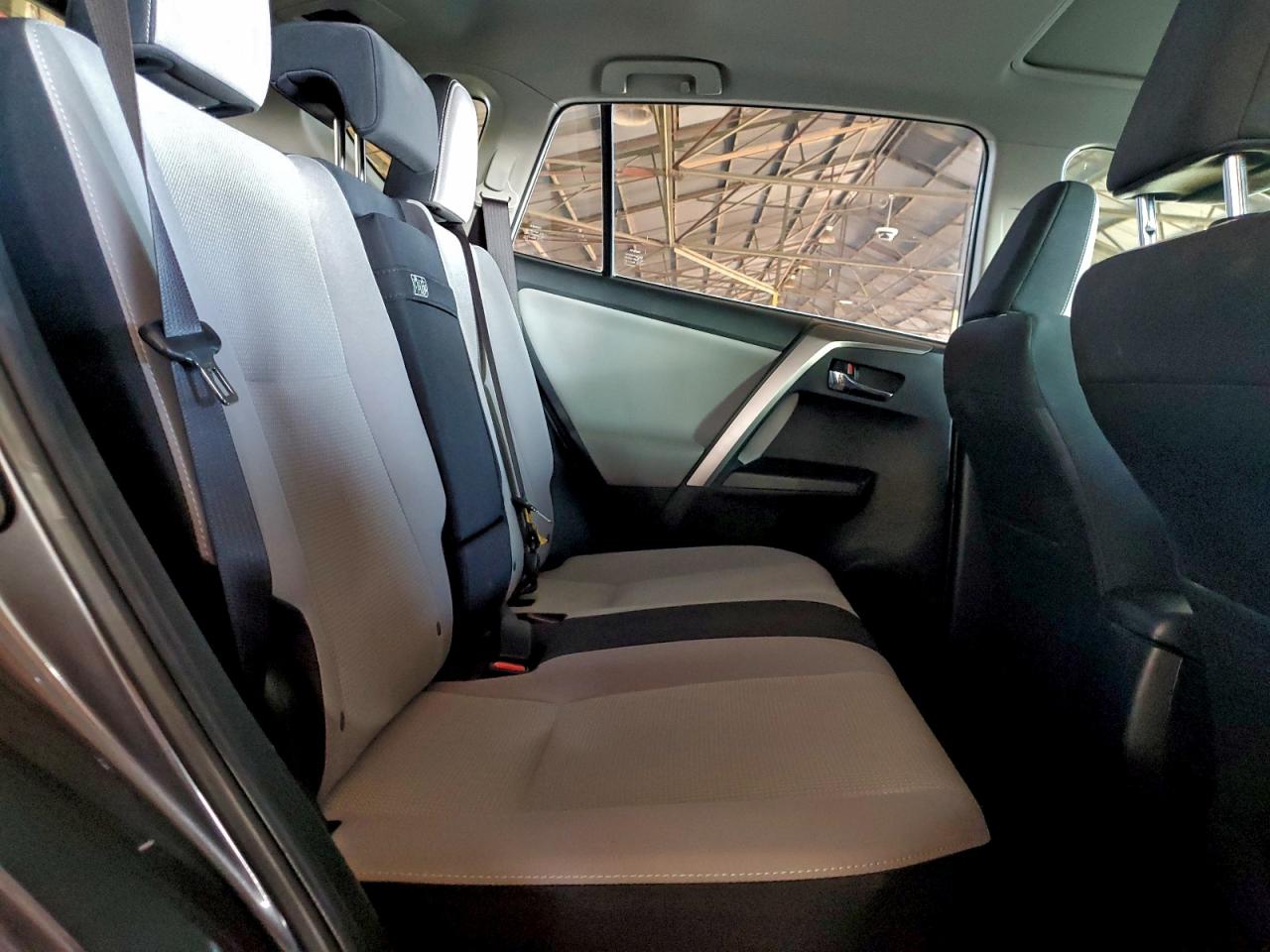 2016 TOYOTA RAV4 HV XLE photo 19