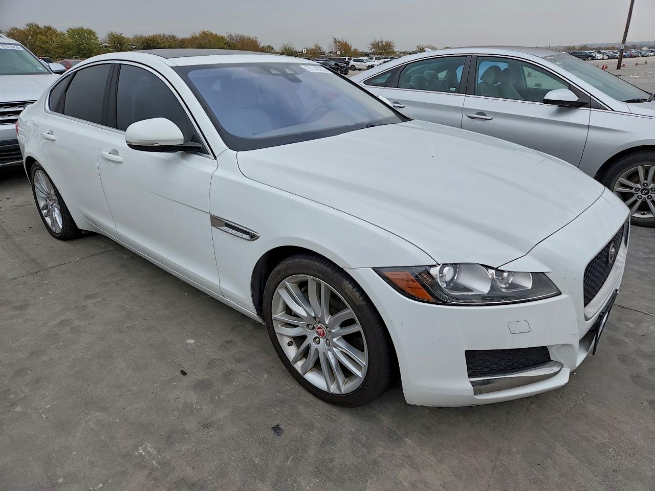 2016 JAGUAR XF PRESTIGE photo 4