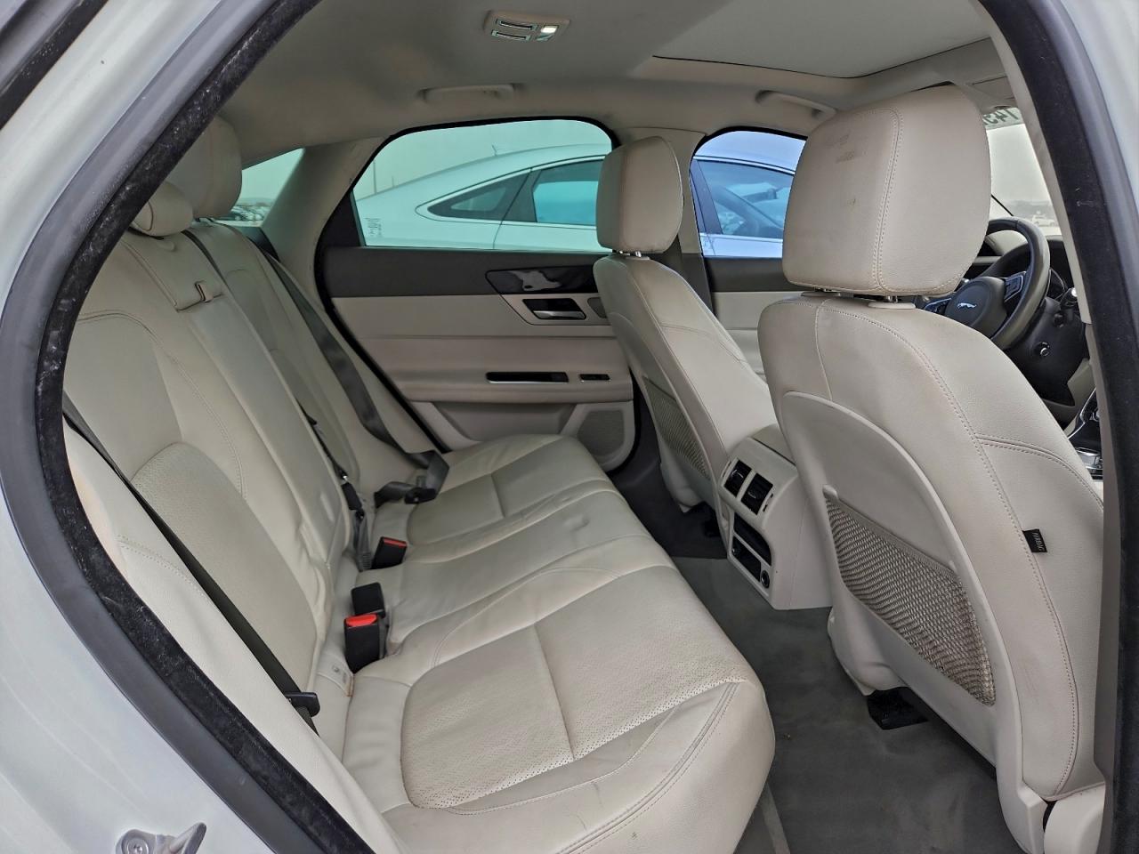 2016 JAGUAR XF PRESTIGE photo 10