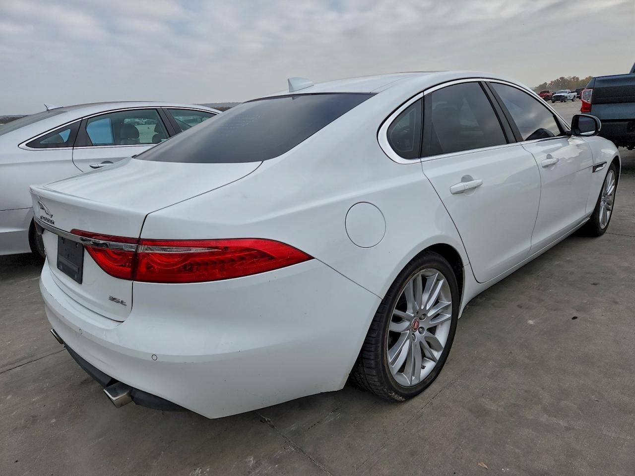 2016 JAGUAR XF PRESTIGE photo 3