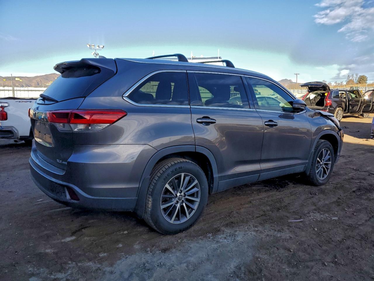 2019 TOYOTA HIGHLANDER SE photo 5