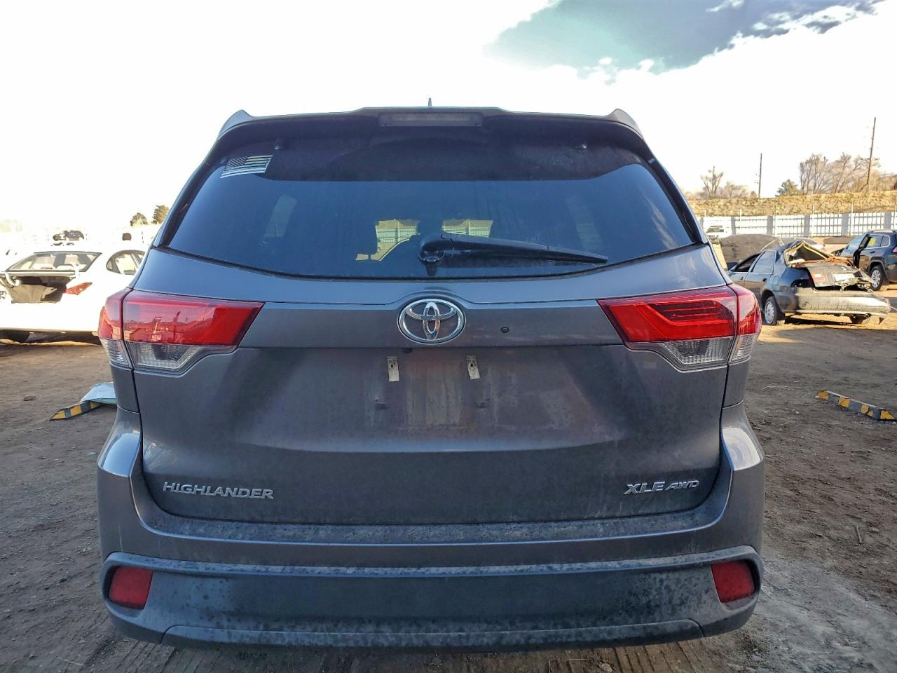 2019 TOYOTA HIGHLANDER SE photo 11