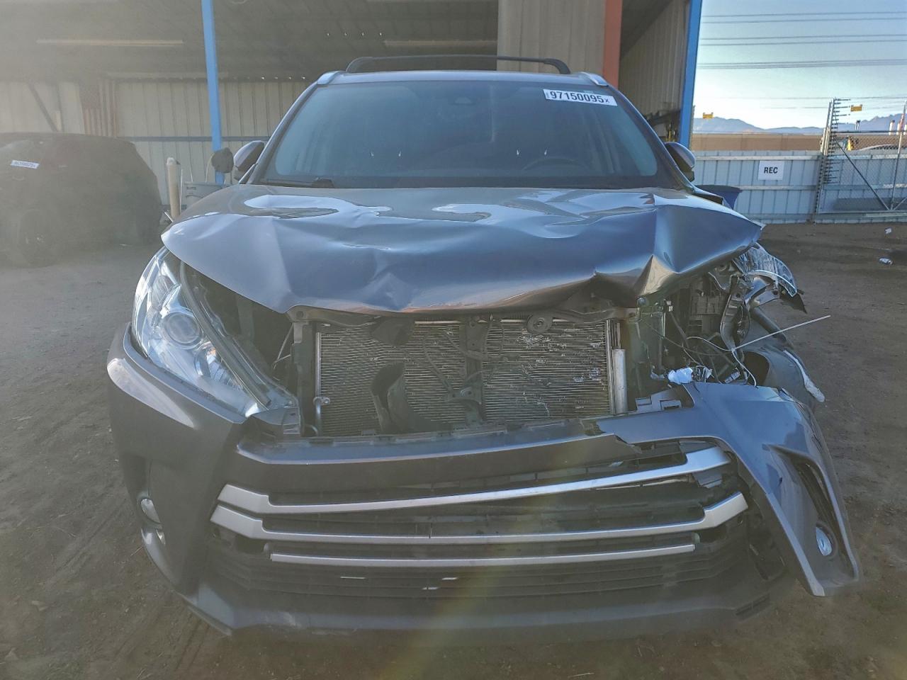 2019 TOYOTA HIGHLANDER SE photo 9