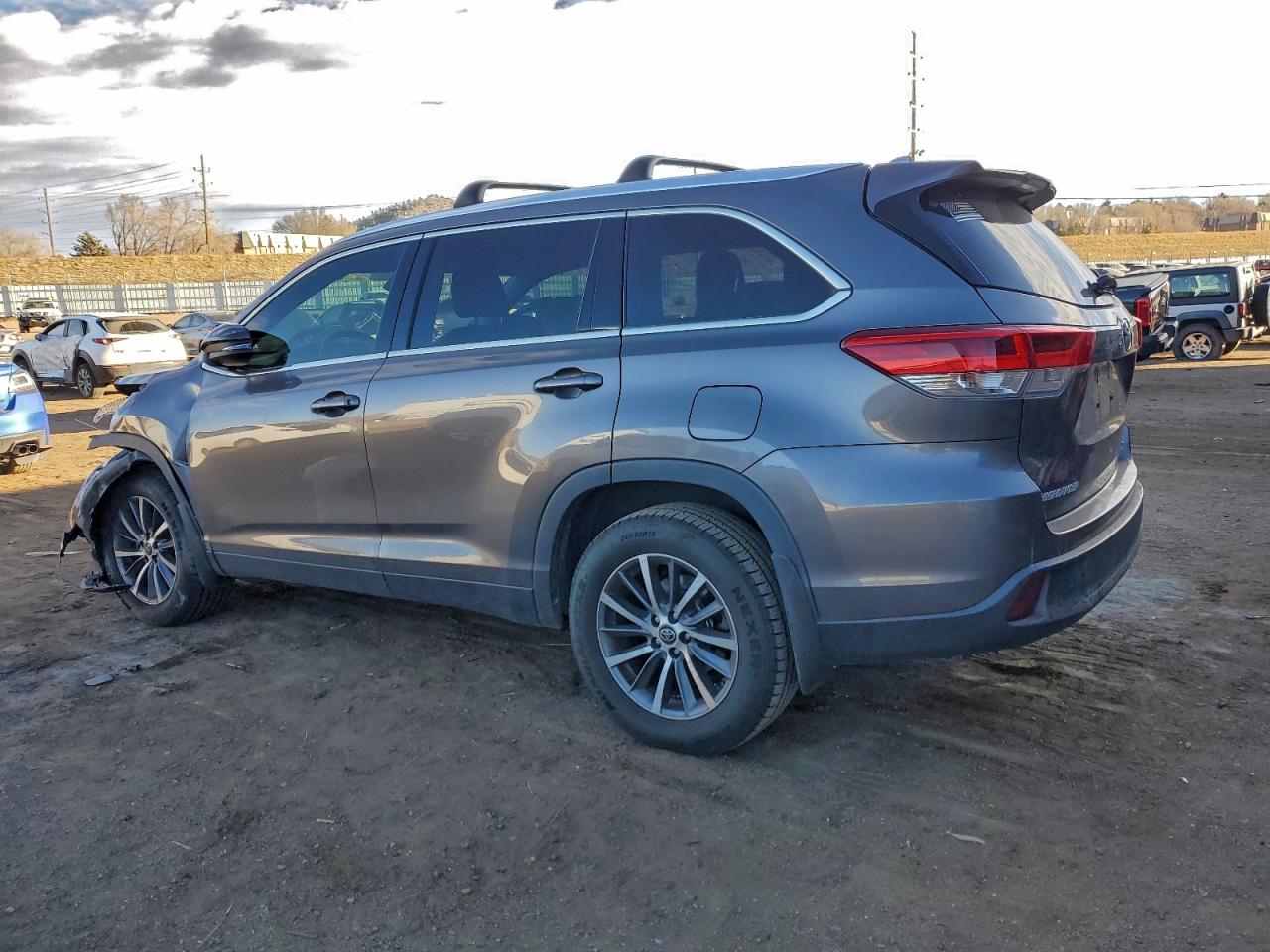 2019 TOYOTA HIGHLANDER SE photo 3
