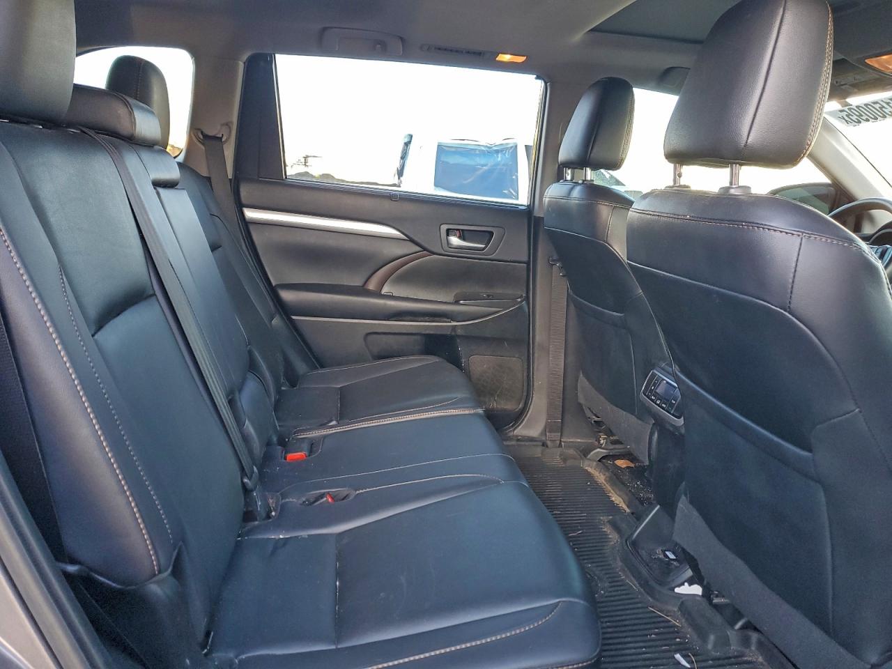 2019 TOYOTA HIGHLANDER SE photo 19