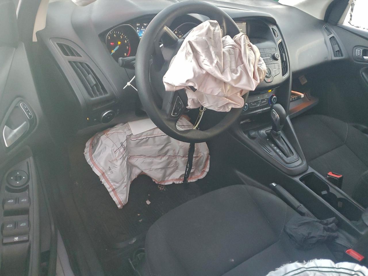 2018 FORD FOCUS SE photo 8