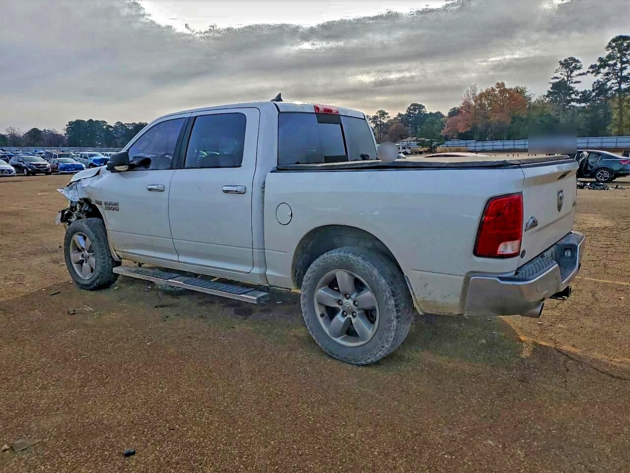 2018 RAM 1500 SLT photo 3