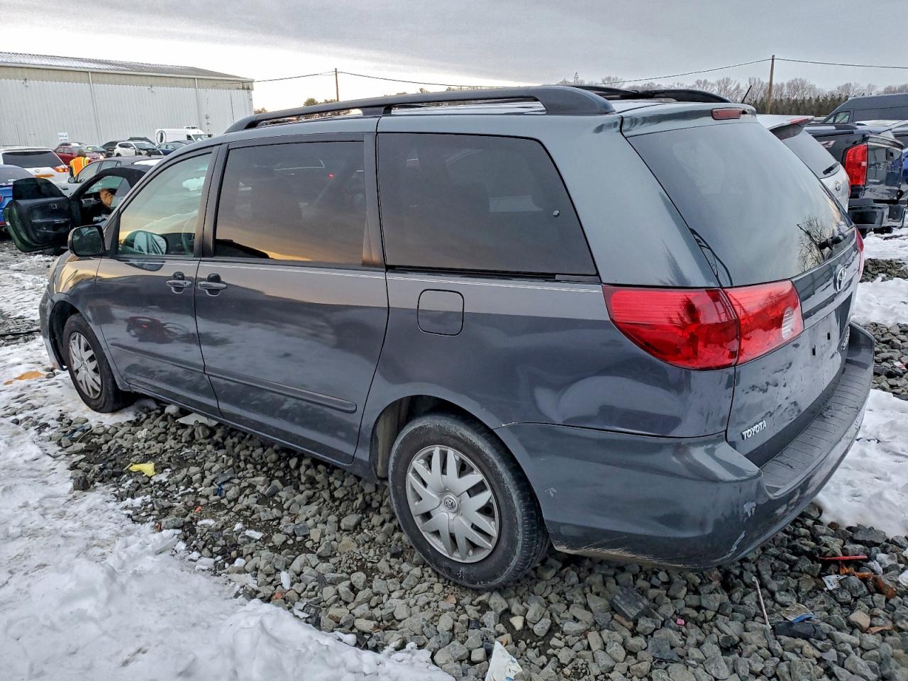 2009 TOYOTA SIENNA photo 2