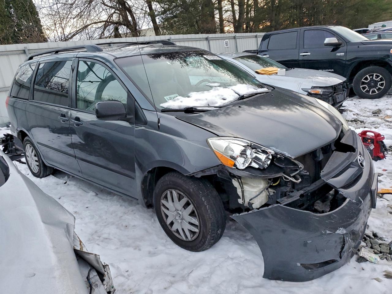 2009 TOYOTA SIENNA photo 4