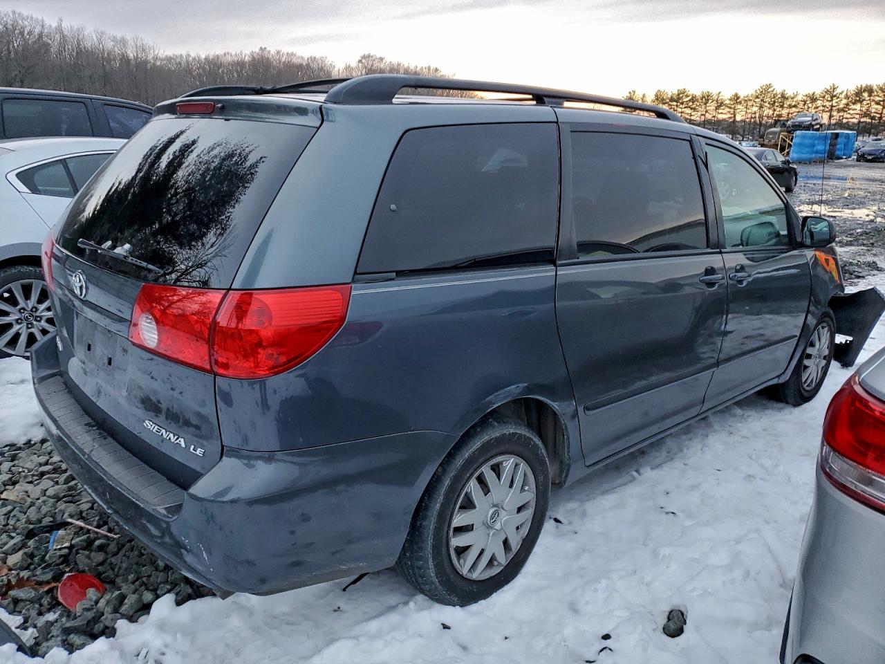 2009 TOYOTA SIENNA photo 3