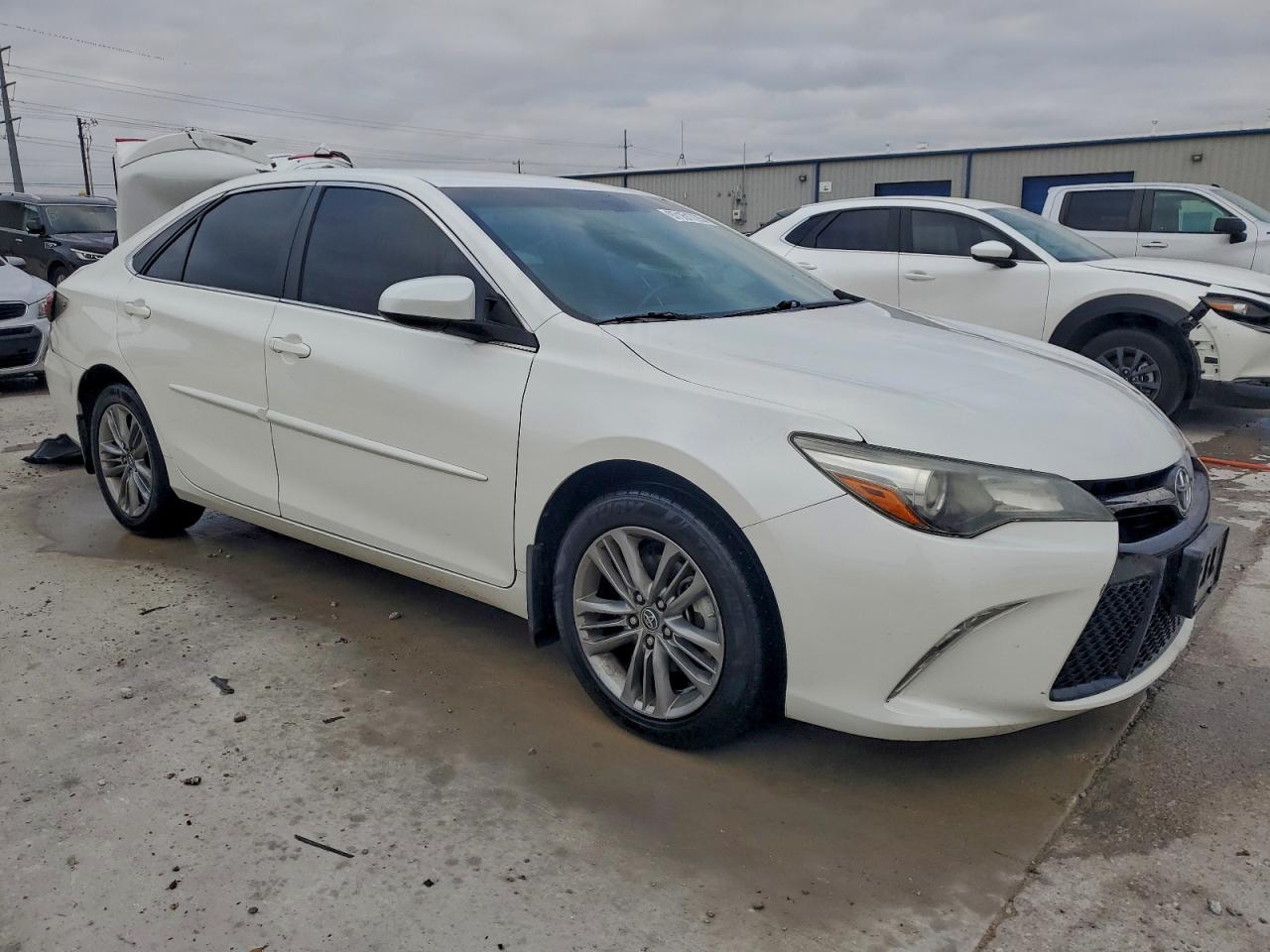 2016 TOYOTA CAMRY SE photo 4