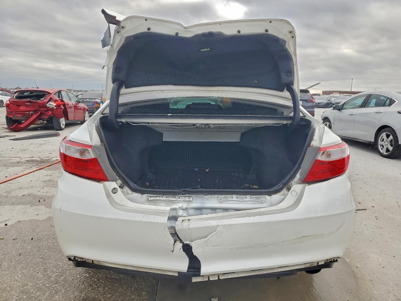 2016 TOYOTA CAMRY SE photo 6