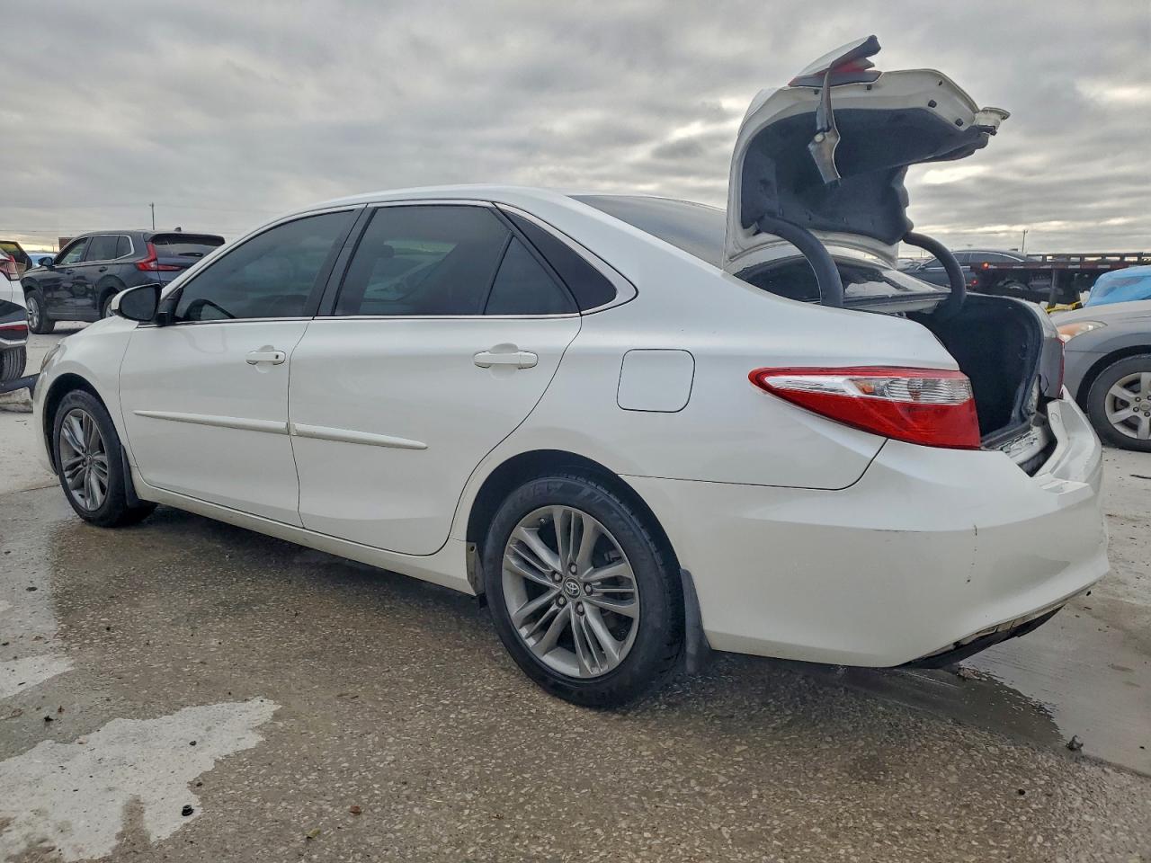 2016 TOYOTA CAMRY SE photo 2
