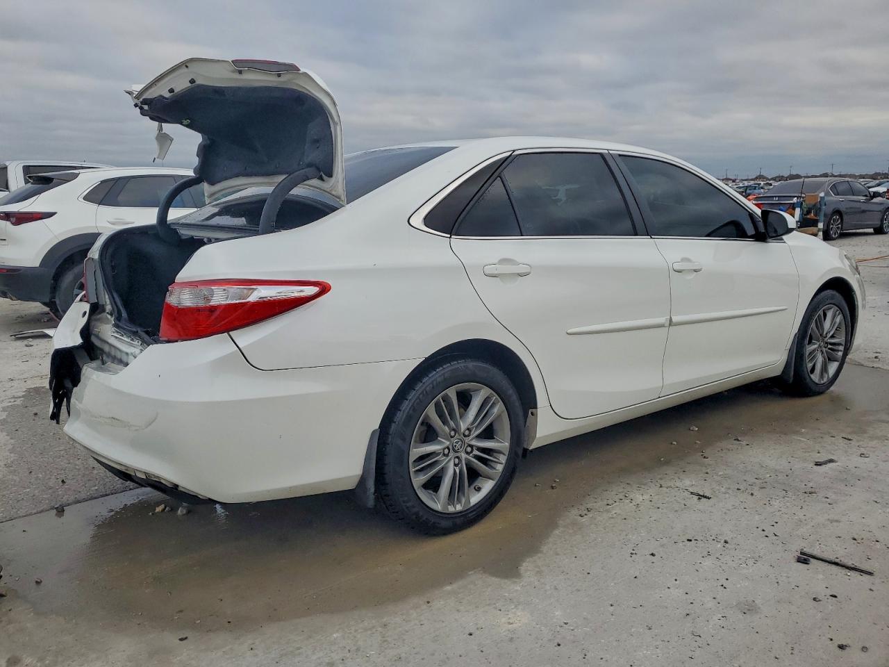 2016 TOYOTA CAMRY SE photo 3