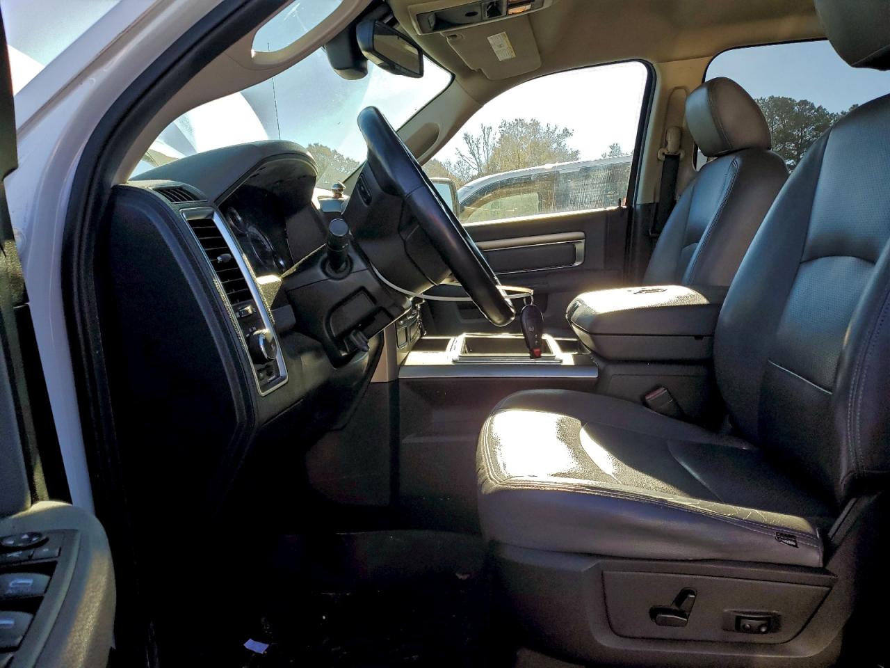 2015 RAM 1500 SLT photo 7
