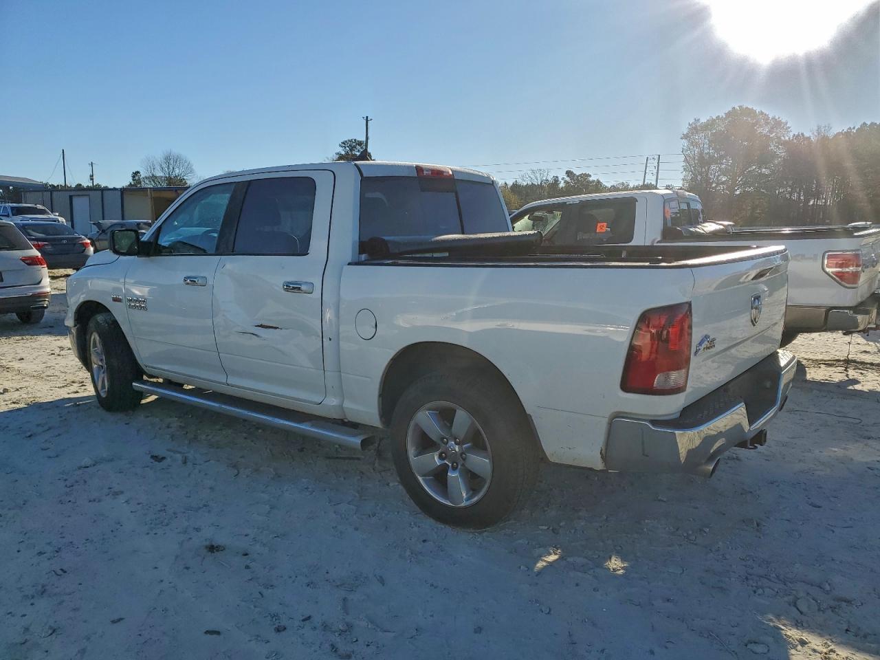2015 RAM 1500 SLT photo 2