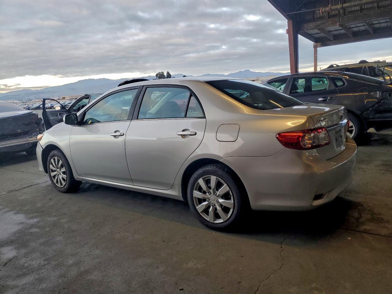 2013 TOYOTA COROLLA BASE photo 4