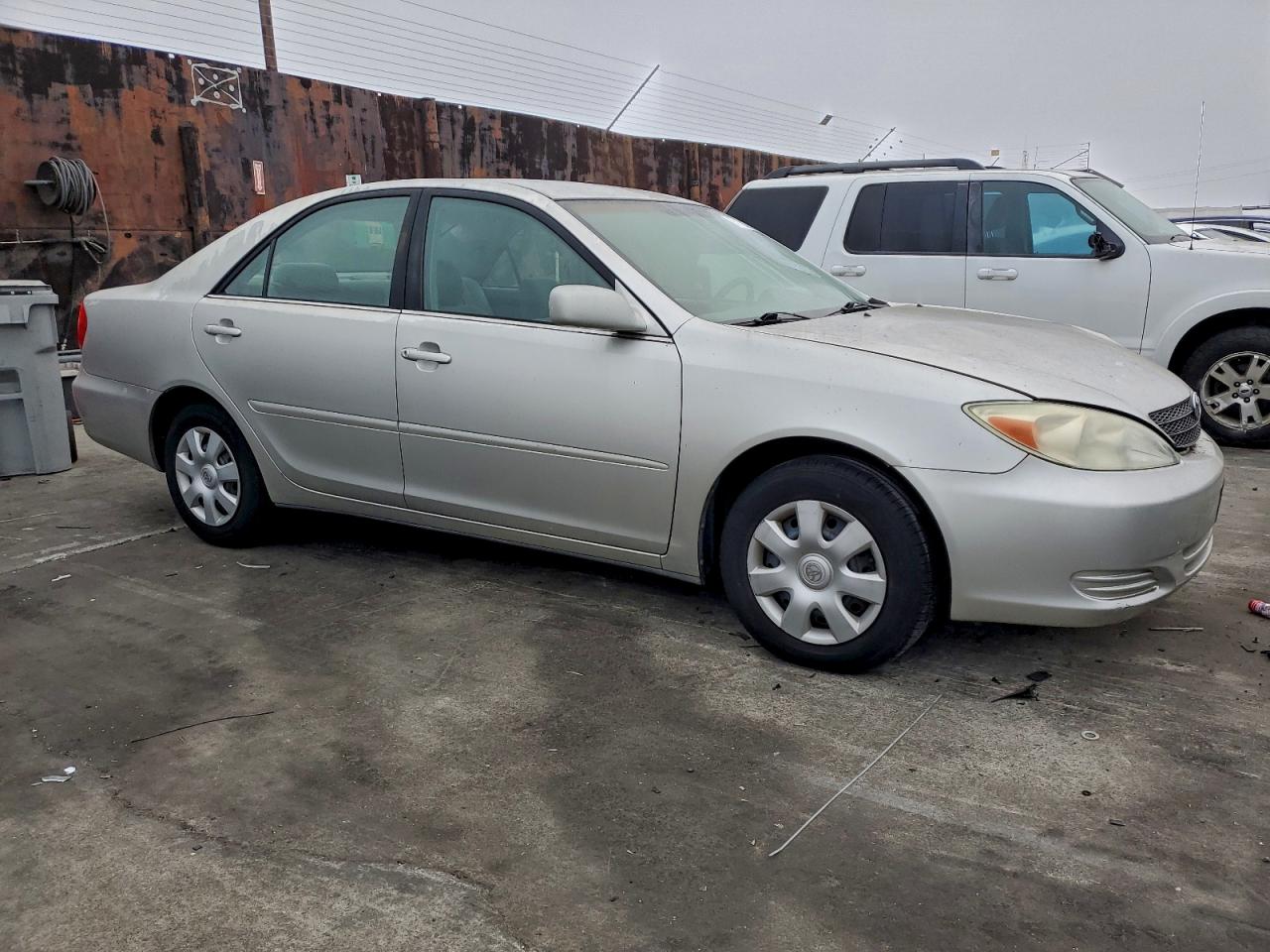 2004 TOYOTA CAMRY LE photo 4
