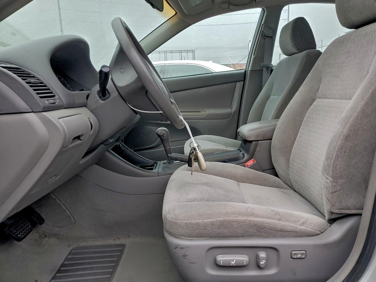 2004 TOYOTA CAMRY LE photo 7
