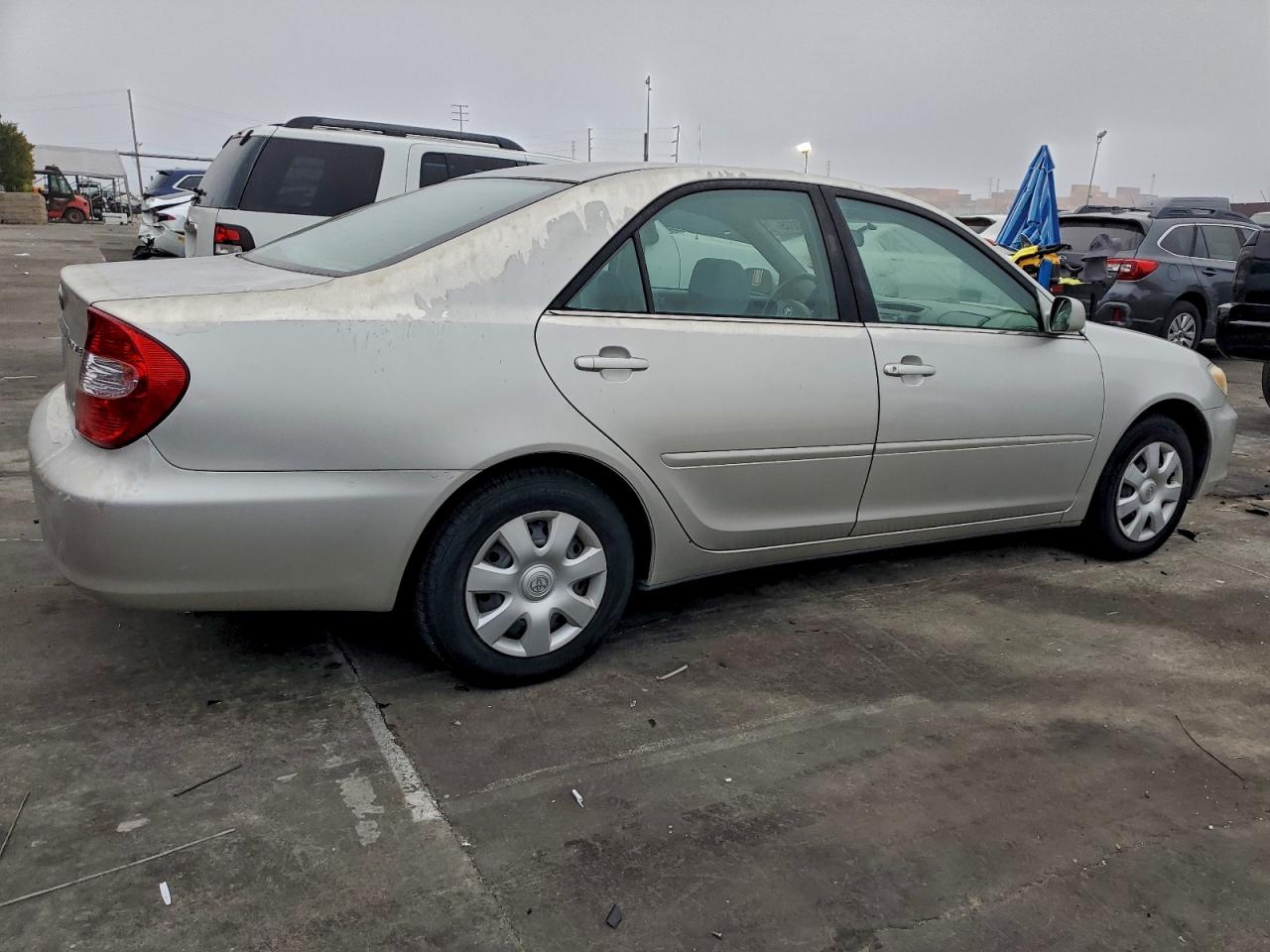 2004 TOYOTA CAMRY LE photo 3