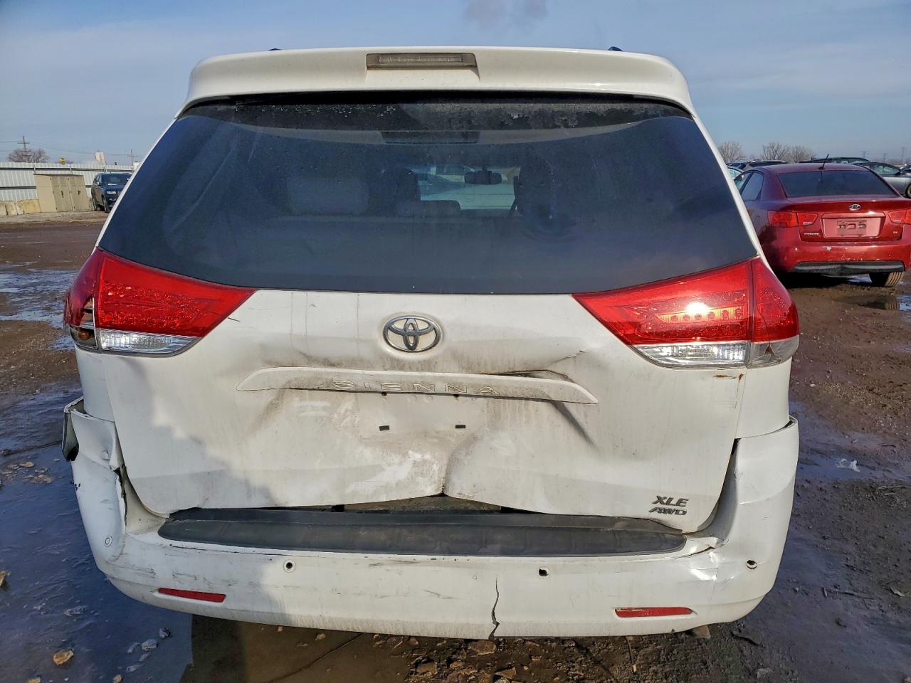 2014 TOYOTA SIENNA XLE photo 11