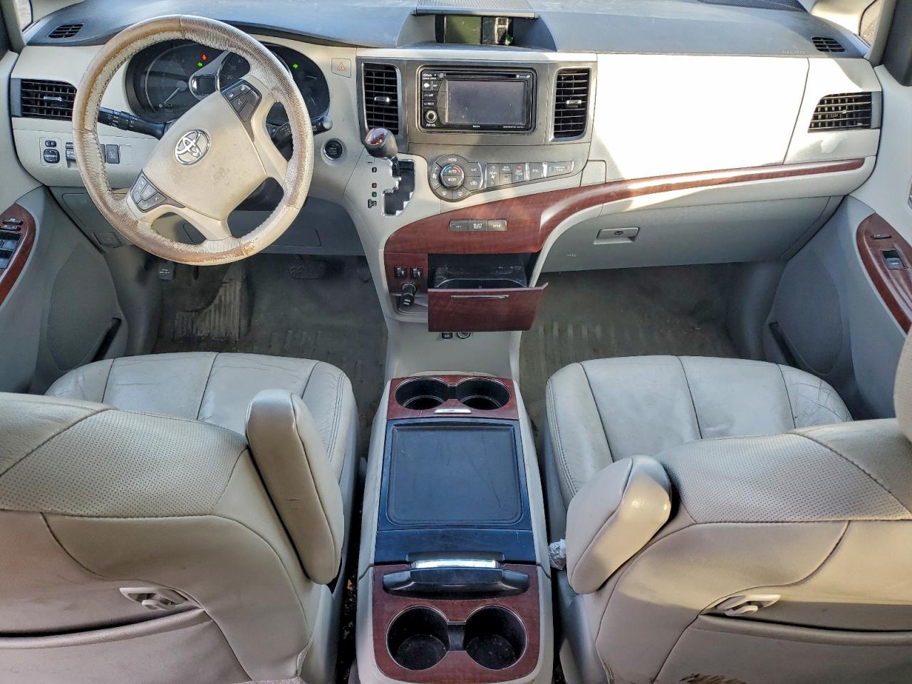2014 TOYOTA SIENNA XLE photo 15