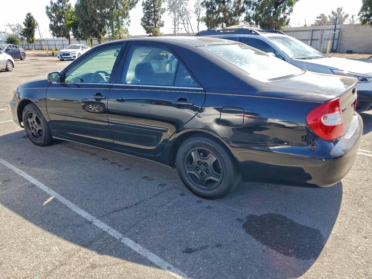 2002 TOYOTA CAMRY LE photo 2