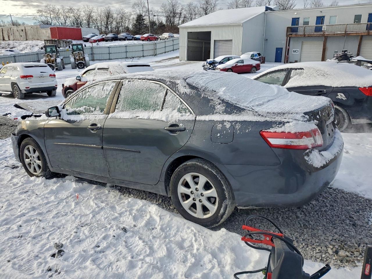 2011 TOYOTA CAMRY BASE photo 3