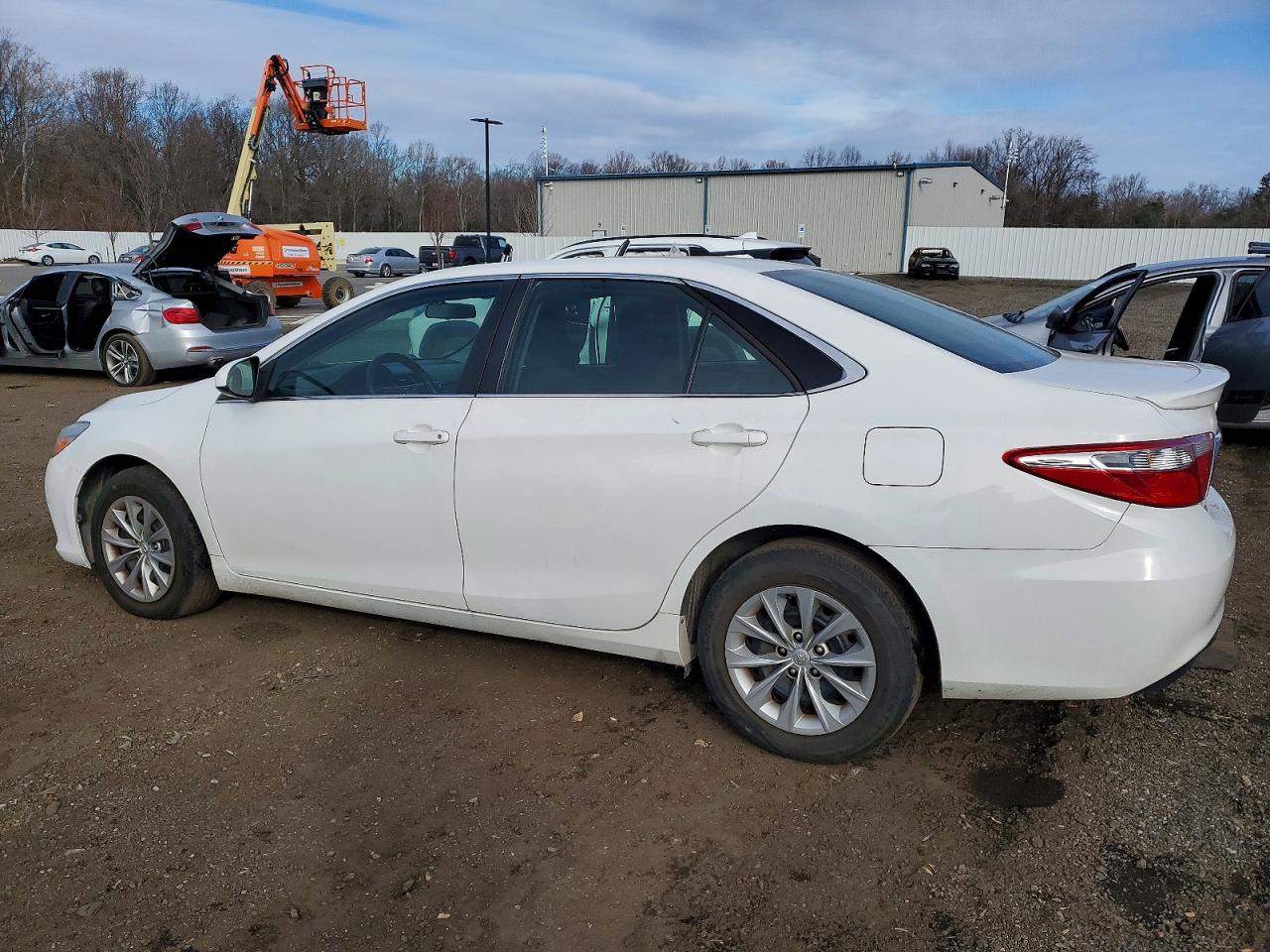 2017 TOYOTA CAMRY LE photo 3