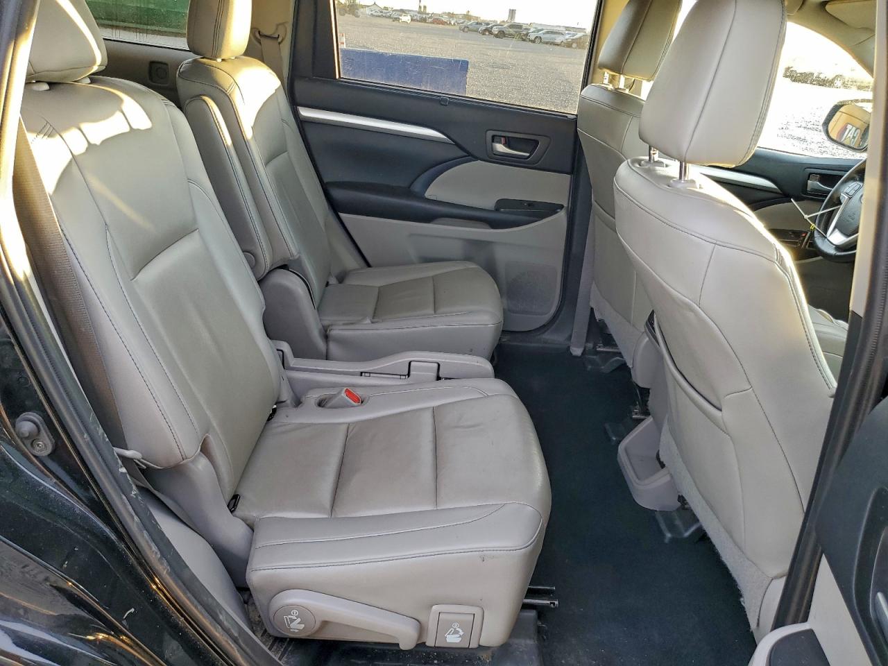 2019 TOYOTA HIGHLANDER SE photo 21
