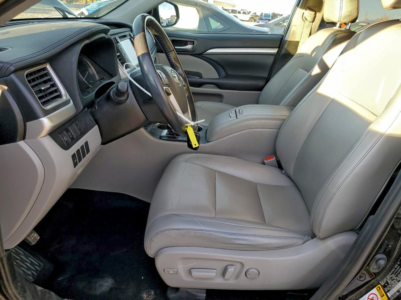 2019 TOYOTA HIGHLANDER SE photo 13