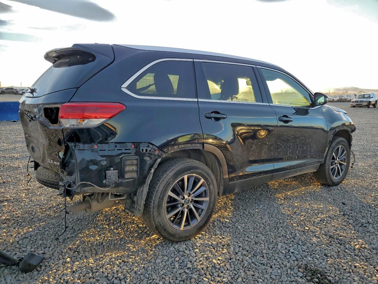 2019 TOYOTA HIGHLANDER SE photo 5