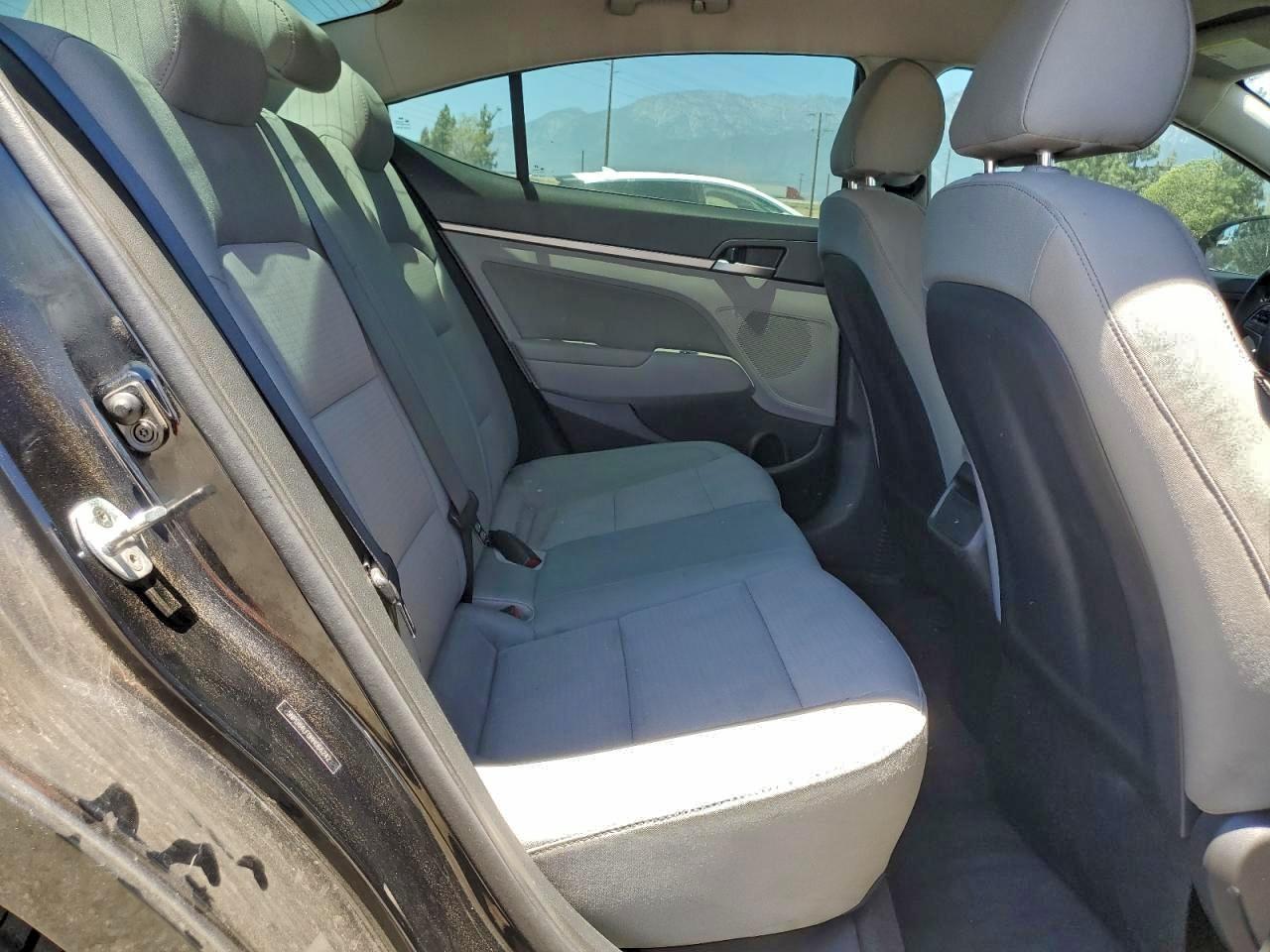 2017 HYUNDAI ELANTRA SE photo 10