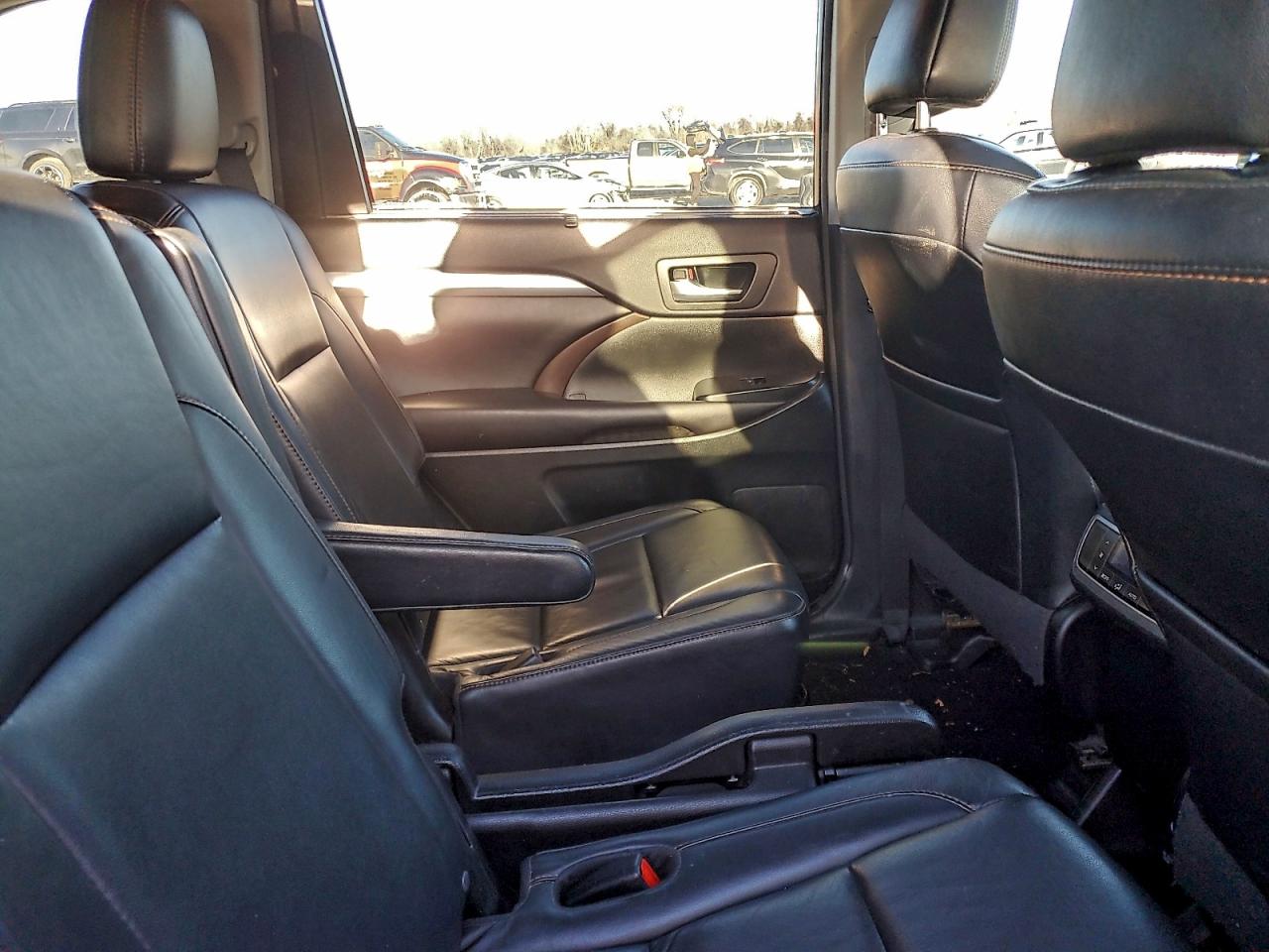 2016 TOYOTA HIGHLANDER XLE photo 28