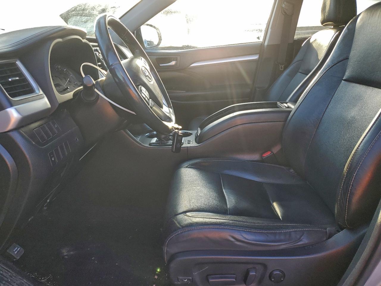 2016 TOYOTA HIGHLANDER XLE photo 19