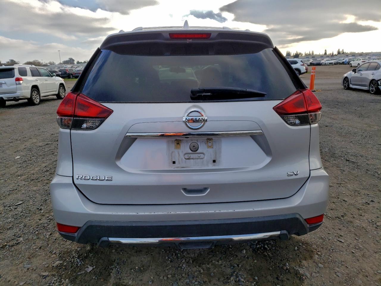 2018 NISSAN ROGUE S photo 6
