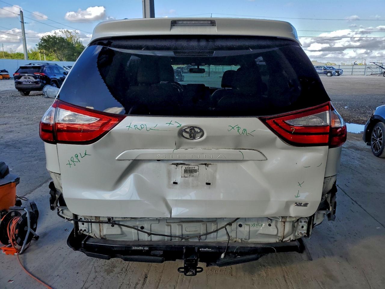 2015 TOYOTA SIENNA XLE photo 11