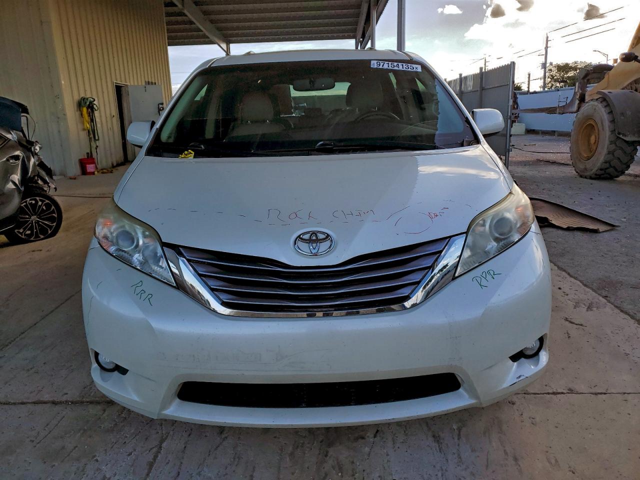 2015 TOYOTA SIENNA XLE photo 9