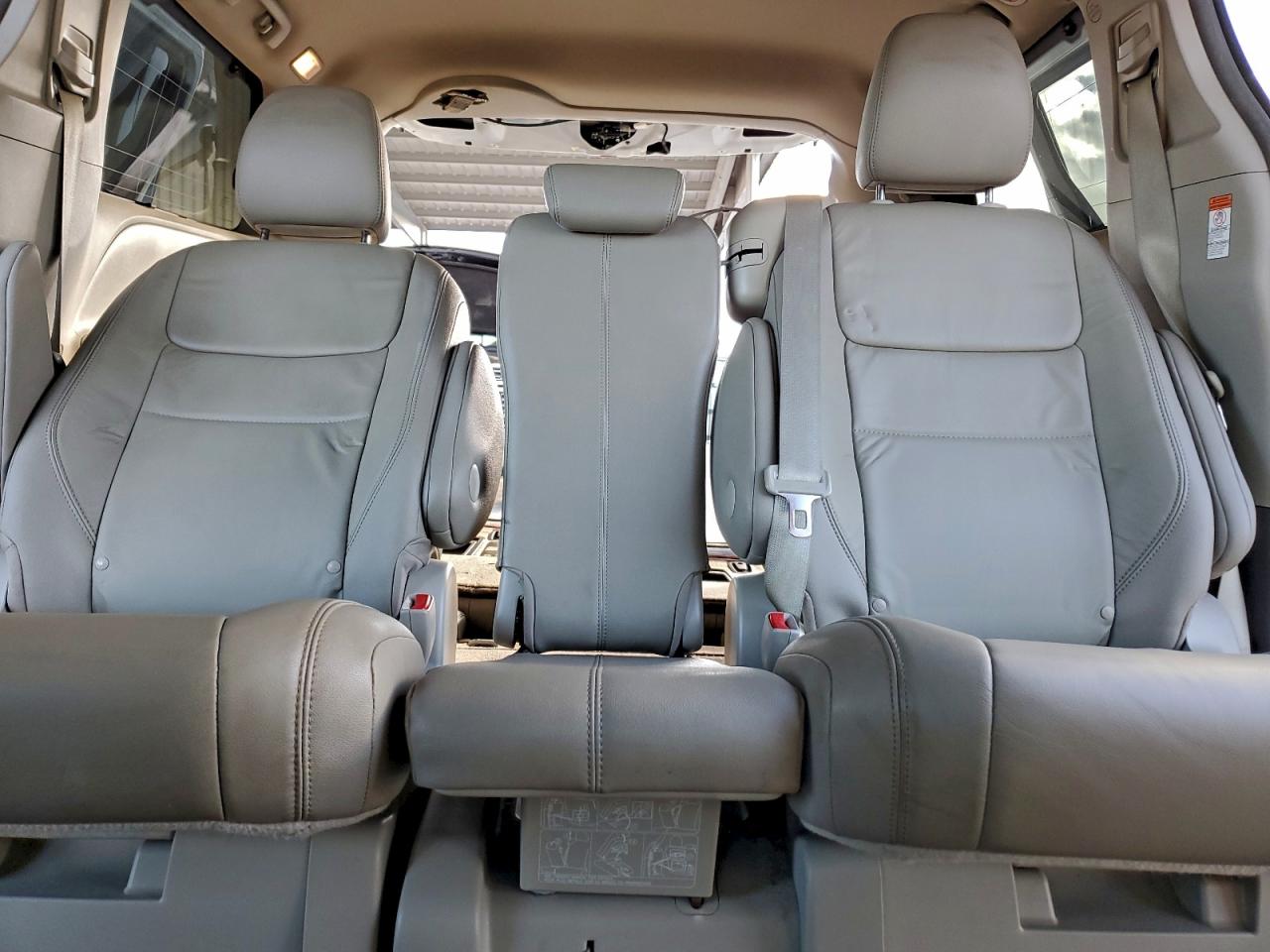 2015 TOYOTA SIENNA XLE photo 19