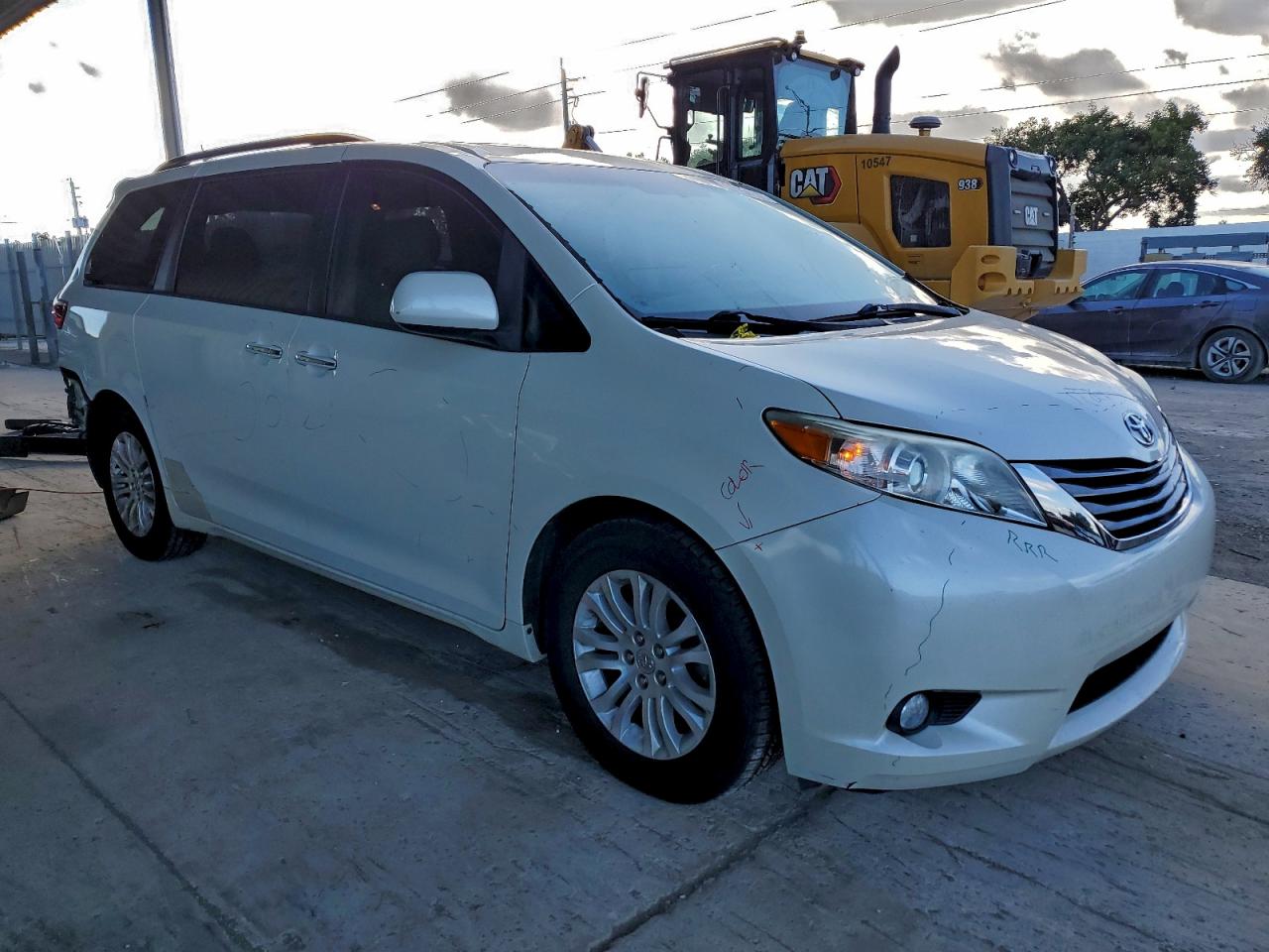 2015 TOYOTA SIENNA XLE photo 7