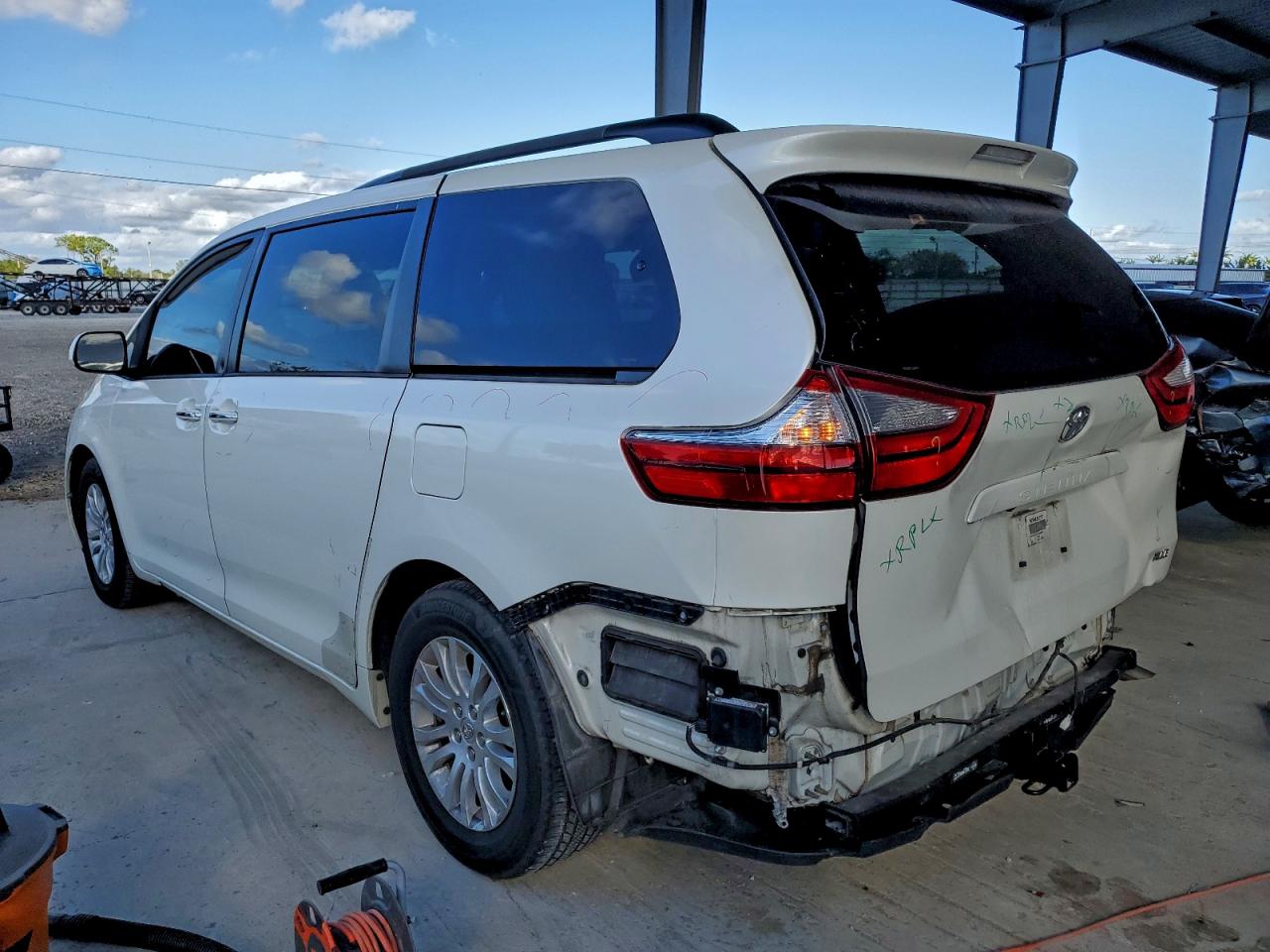 2015 TOYOTA SIENNA XLE photo 3
