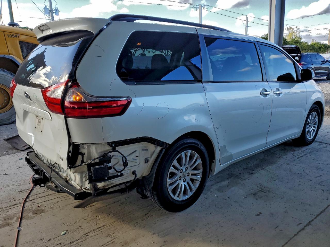 2015 TOYOTA SIENNA XLE photo 5