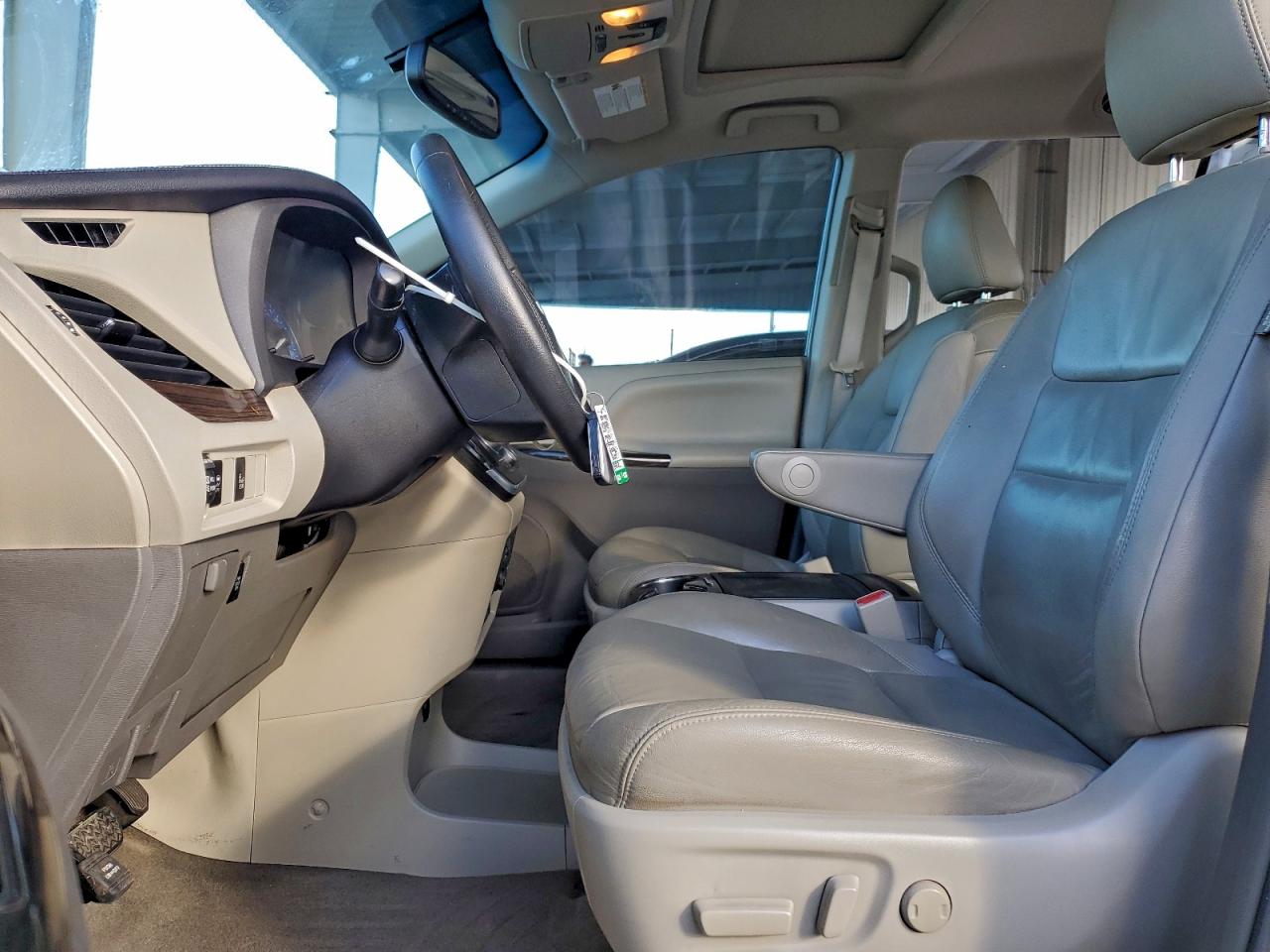 2015 TOYOTA SIENNA XLE photo 13