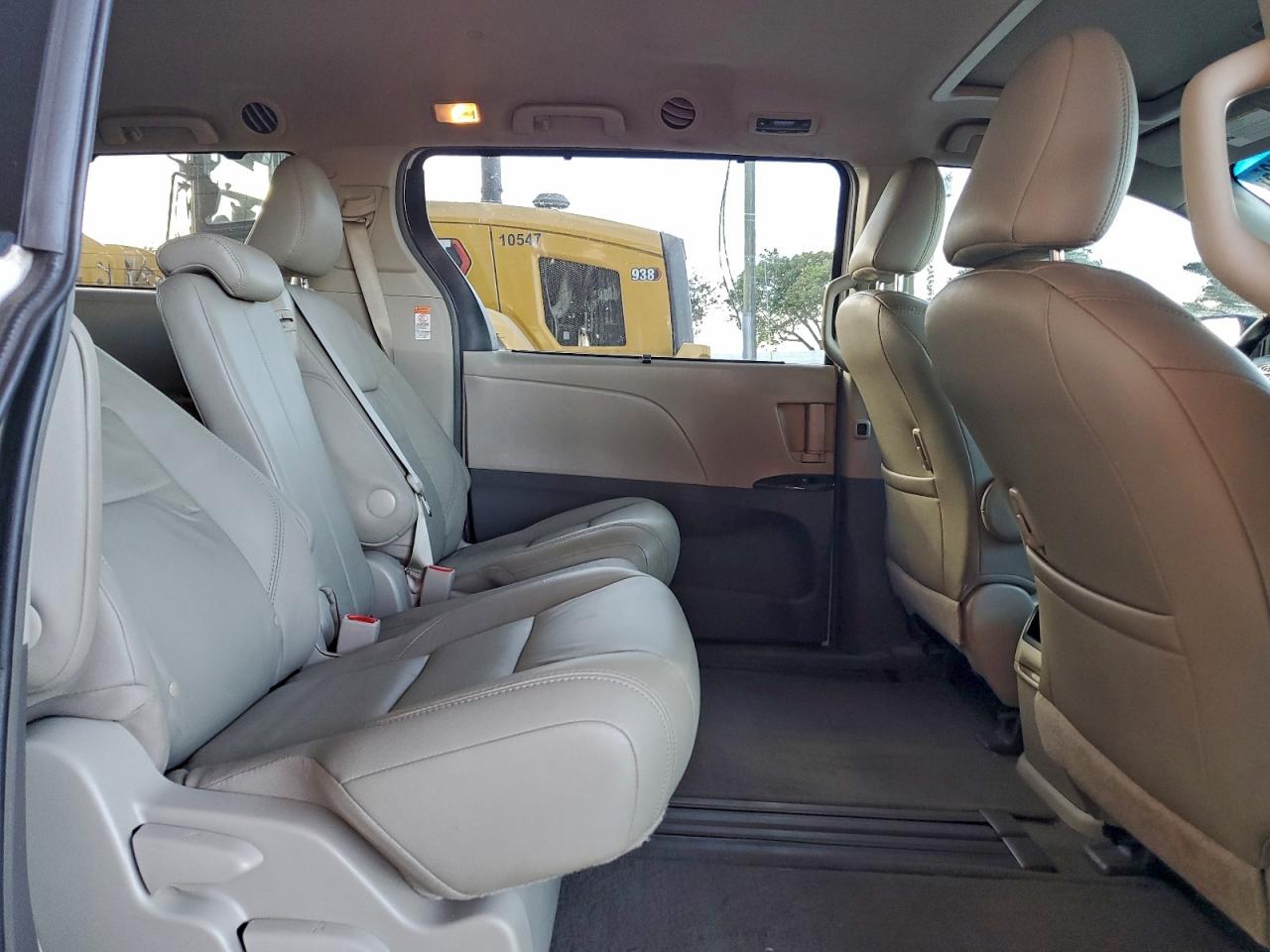 2015 TOYOTA SIENNA XLE photo 21